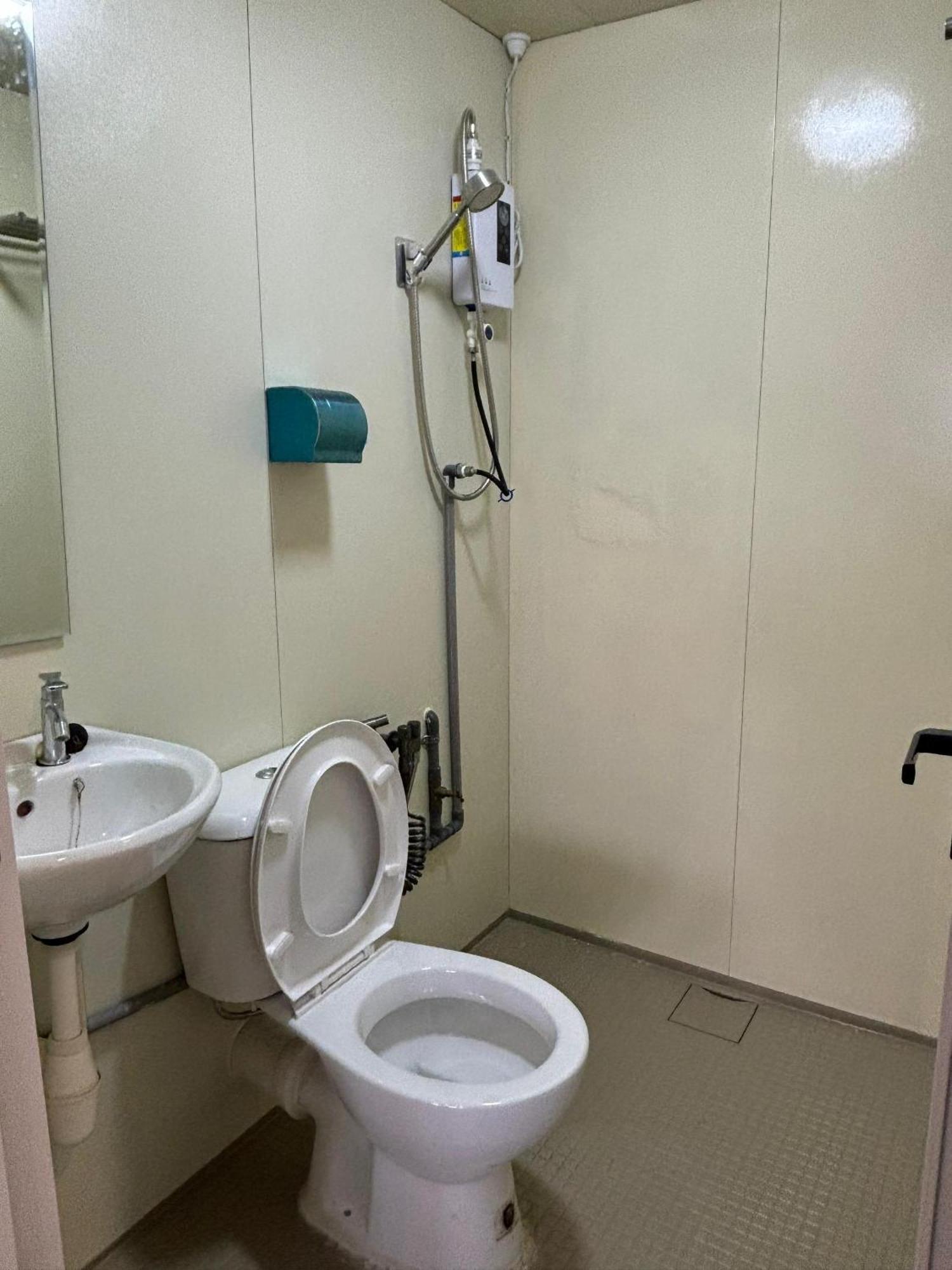 5 Minutes Airport Lodge Kampong Patagas エクステリア 写真
