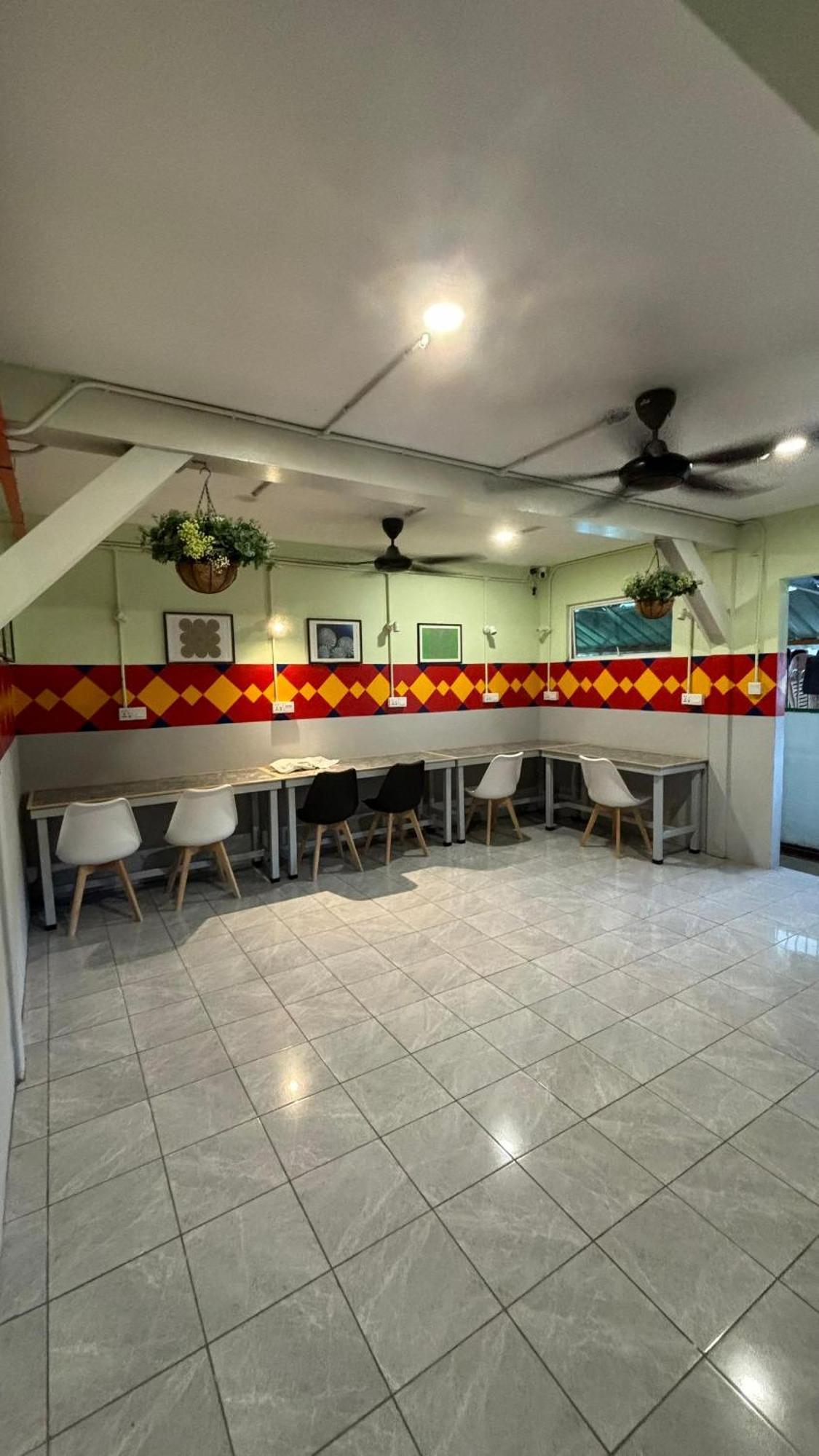 5 Minutes Airport Lodge Kampong Patagas エクステリア 写真